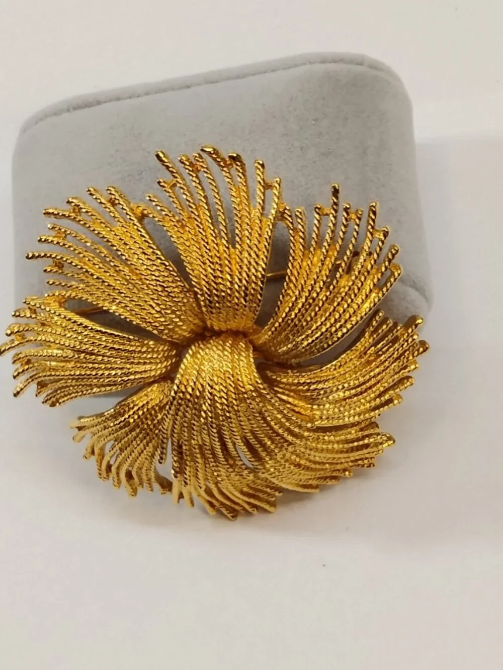 Monet Cordelia Gold Tone Vintage Wiry Wire Round Statement Piece Brooch Pin